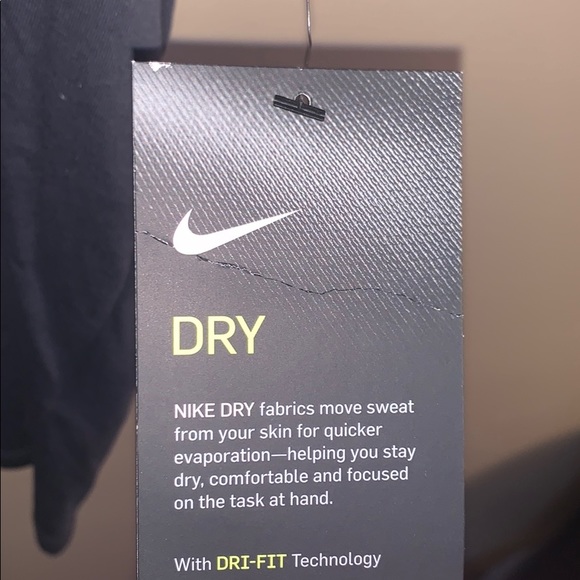 A gray Nike shirt - Picture 3 of 3